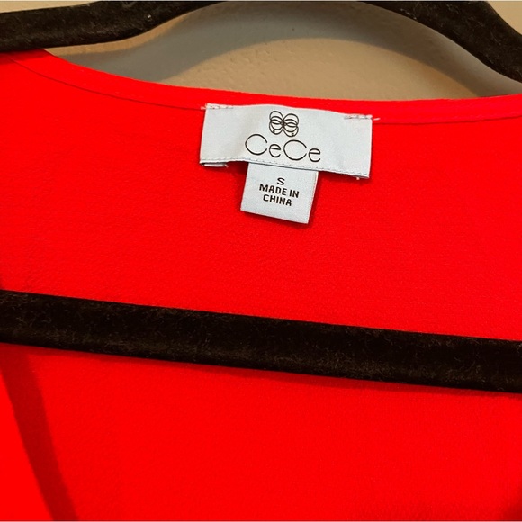 NWT CeCe Sz Small Women’s Short Sleeve V-neck Red Button Blouse Top Ret $69! - Picture 3 of 8